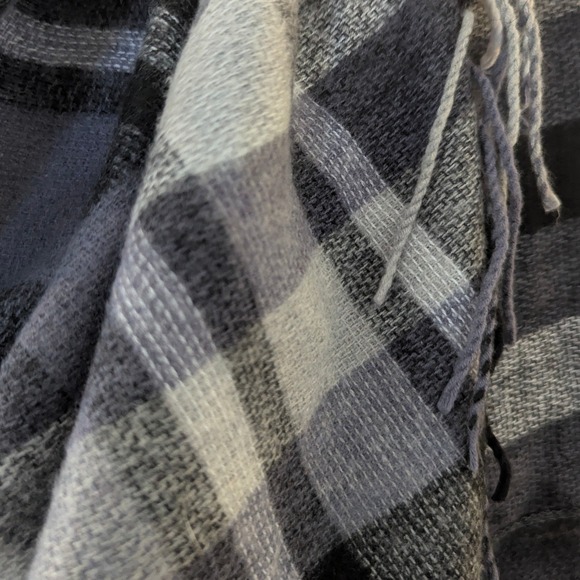 Banana Republic Poncho Women OS Grey Black Plaid Cashmere Wool Blend Fringe Wrap - Picture 3 of 7